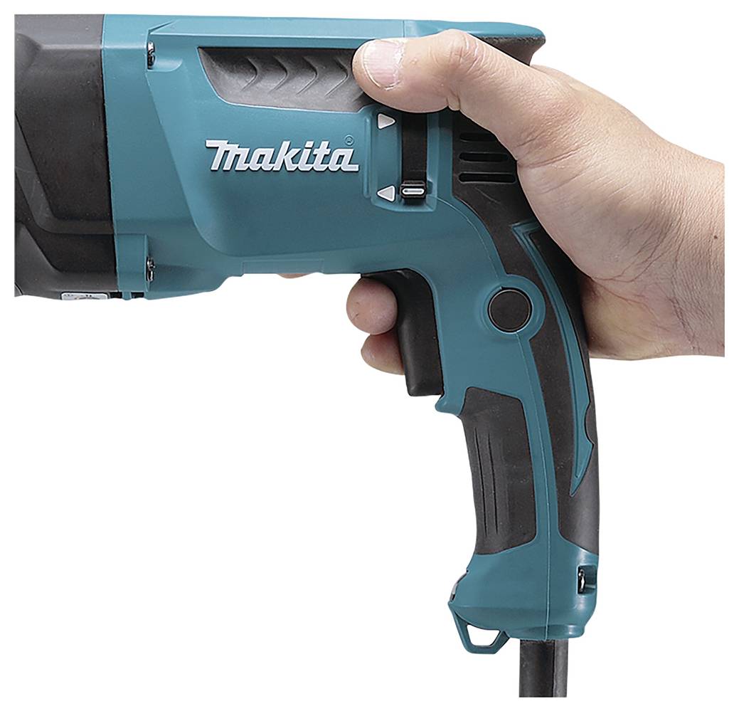 Eine Person, die eine türkisfarbene Bohrmaschine der Marke Makita hält und dabei das Design und den Griff des Werkzeugs veranschaulicht.