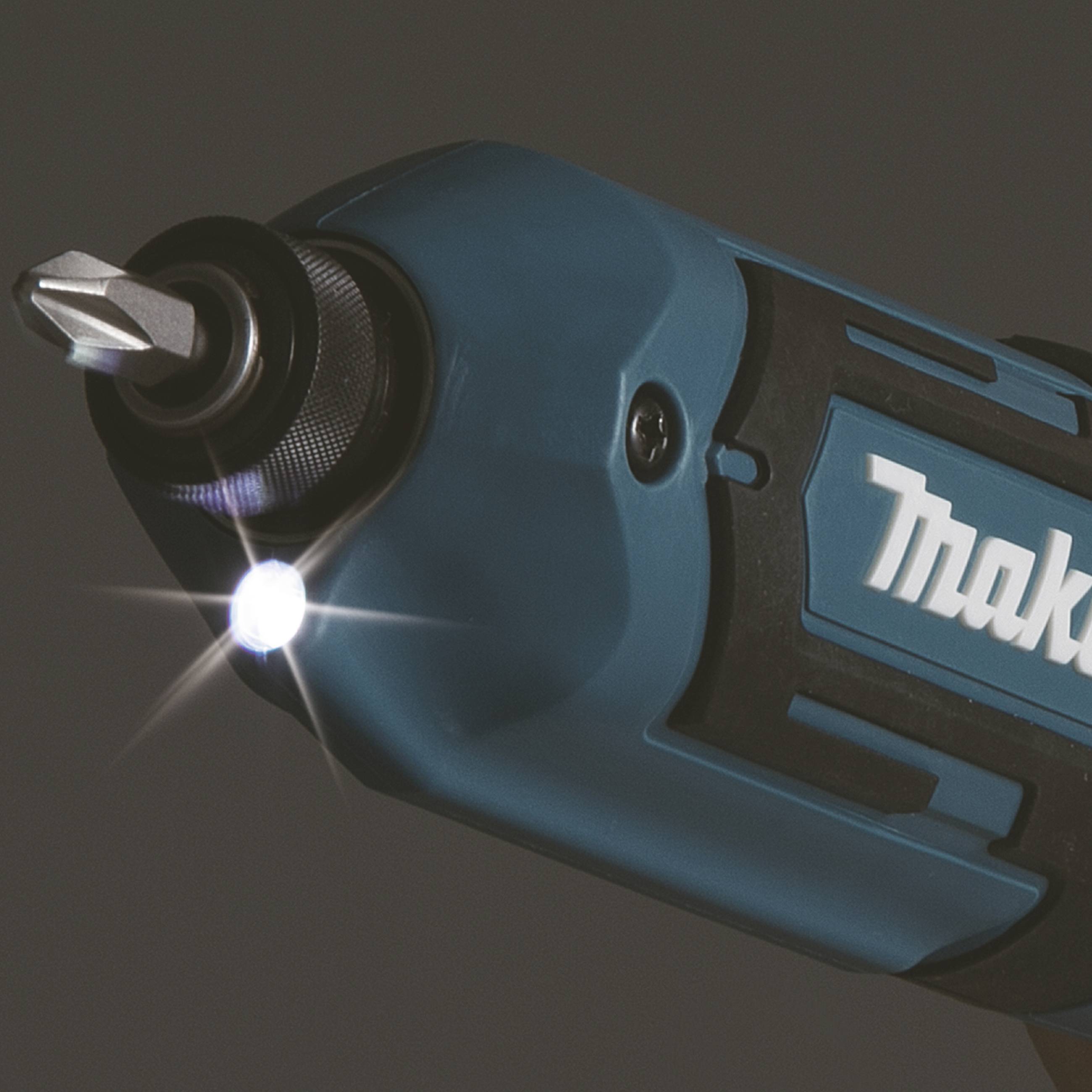 Ein blau-schwarzer Akkuschrauber von Makita mit einer leuchtenden LED-Lampe vorne.