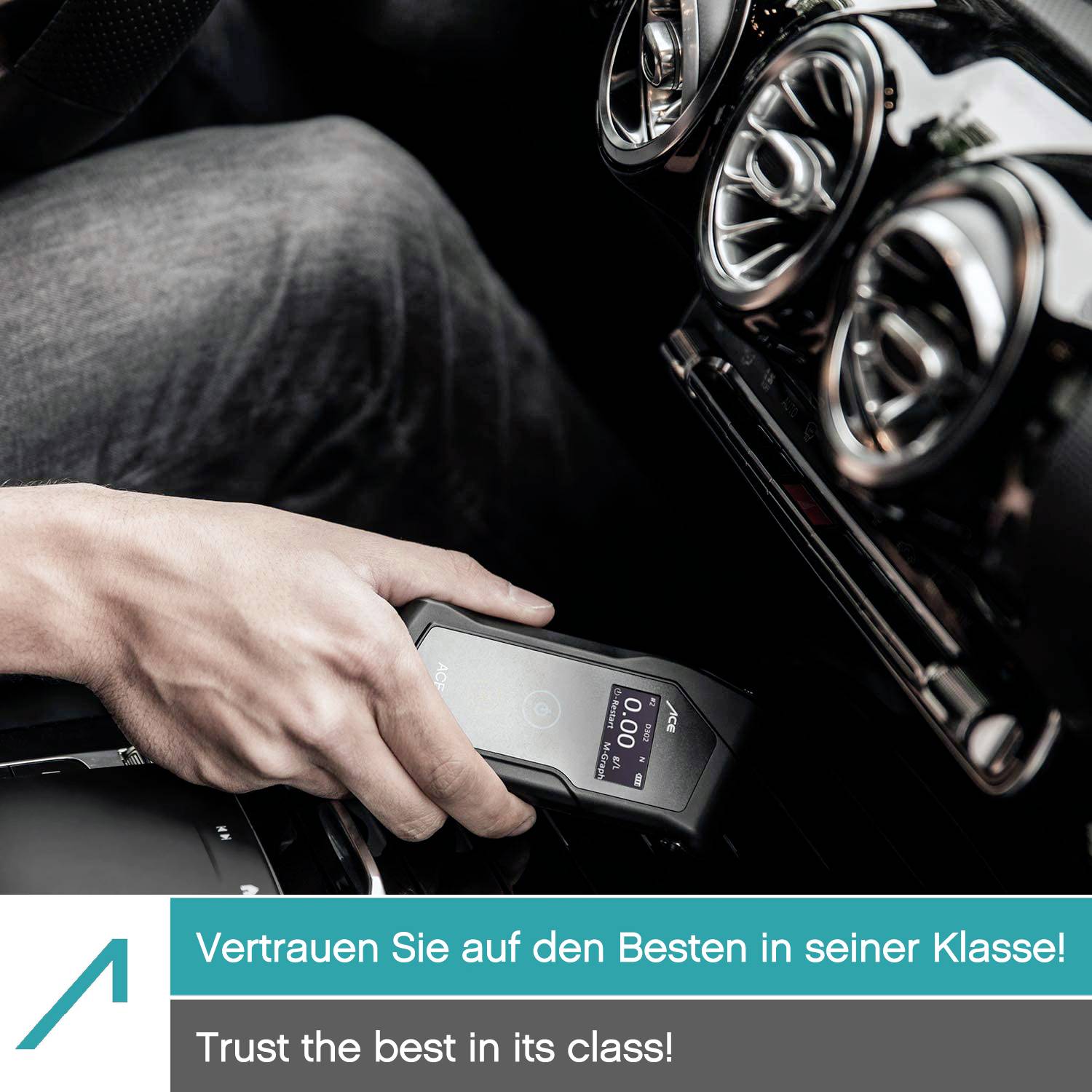 'Eine Hand hält ein digitales Gerät auf dem Armaturenbrett eines Autos. Darunter steht: Vertrauen Sie auf den Besten in seiner Klasse!'