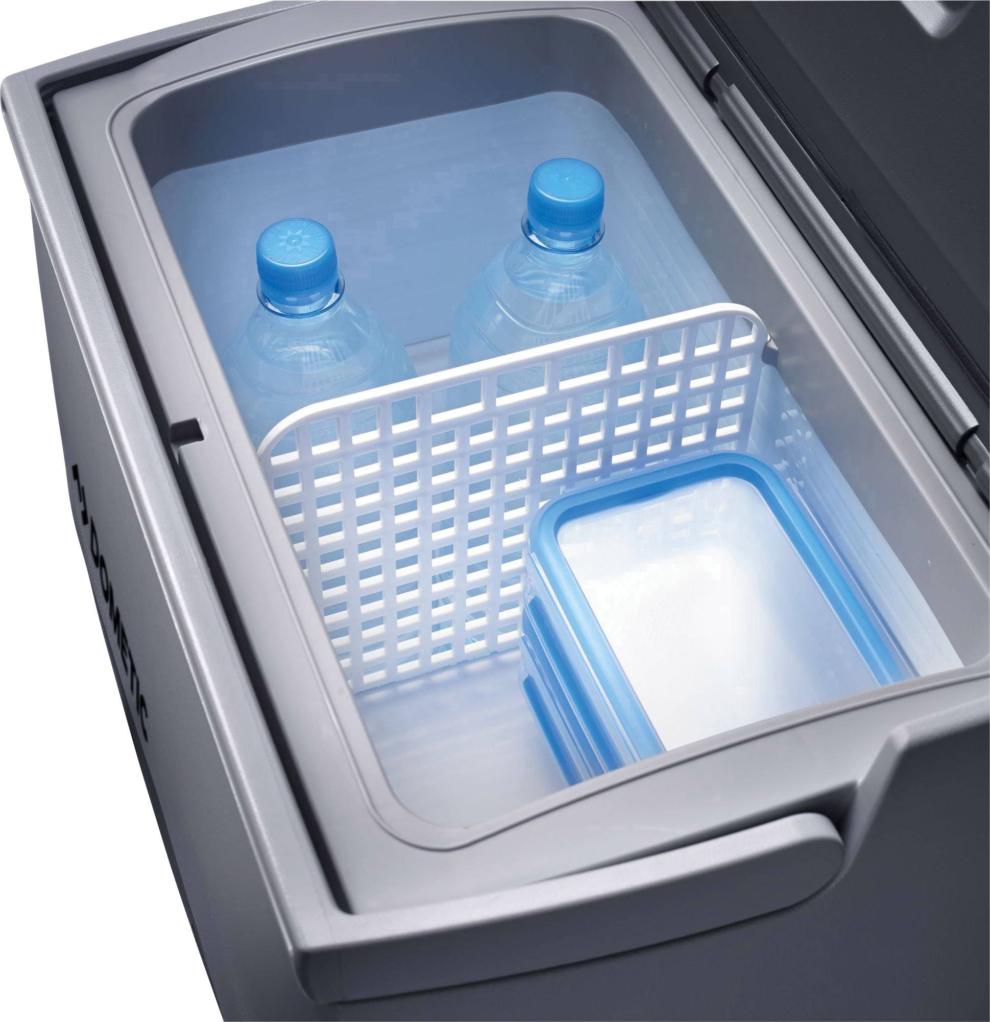 Zwei Wasserflaschen und zwei blaue Behälter in einem grauen Kühlschrank mit einem Trennfach aus Kunststoff.
