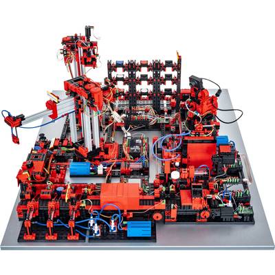 Ein komplexes Modell einer Fabrikanlage aus roten und schwarzen Bausteinen und Drähten, das Automatisierungsprozesse darstellt.