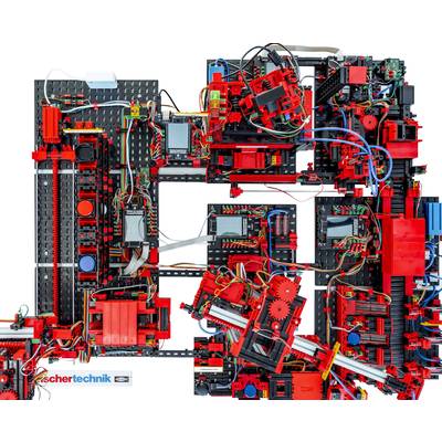 Ein komplexes Modell aus Fischertechnik-Teilen zeigt eine technische Anordnung mit Kabeln, Zahnrädern und kleinen Motoren.