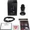 Ein Mikrofon-Set bestehend aus einem Mikrofon, einem Kabel, einer Garantiekarte und Anleitungen, präsentiert auf einem weißen Hintergrund.