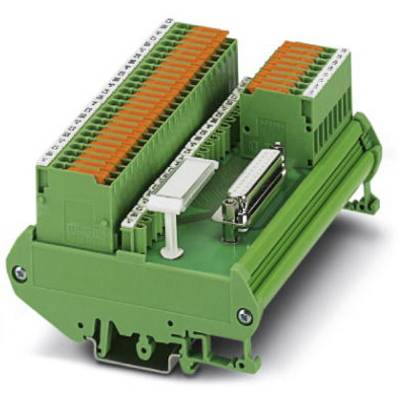 Grüne und orangefarbene industrielle Klemmenleiste mit mehreren Anschlusspunkten auf Metallmontageplatte, verwendet in Elektronik.
