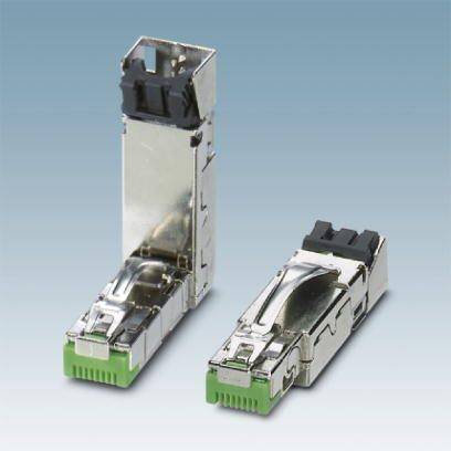 Zwei metallene RJ45-Stecker mit schwarzem und grünem Kunststoffelement, einer geschlossen stehend, der andere geöffnet, vor blauem Hintergrund.