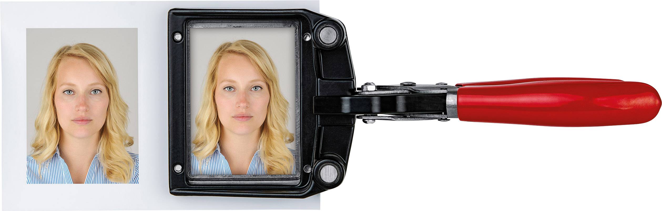 Zwei Passfotos einer Person, eines im Rahmen einer Stanzmaschine, vorbereitet für das Ausschneiden. Daneben ein roter Hebel.