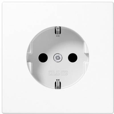 Weiße Steckdose in einer Wand, zweipolig, Eurostecker-kompatibel, mit Schutzkontakt für elektrische Sicherheit, zentrale Schraubbefestigung.
