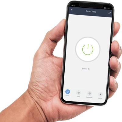 Eine Hand hält ein Smartphone, das eine App anzeigt, mit der ein intelligenter Stecker gesteuert wird. Auf dem Bildschirm steht 'Power On'.