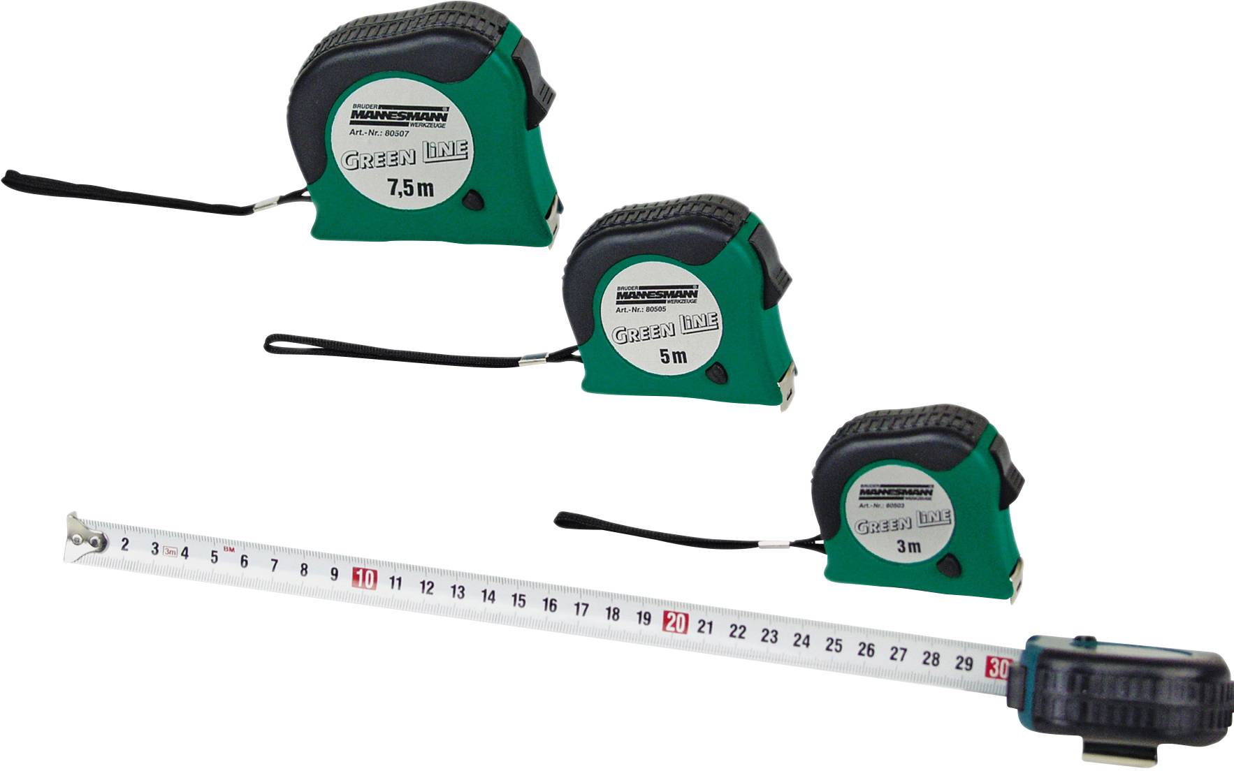 Drei grüne Maßbänder mit den Längen 7,5 m, 5 m und 3 m liegen parallel zu einem ausgezogenen Maßband mit Markierungen für Meter und Zentimeter.