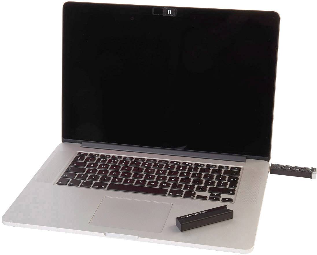 Ein geöffneter Laptop mit schwarzem Bildschirm, USB-Laufwerk im rechten Anschluss, und einem darauf liegenden kleinen schwarzen Gerät.