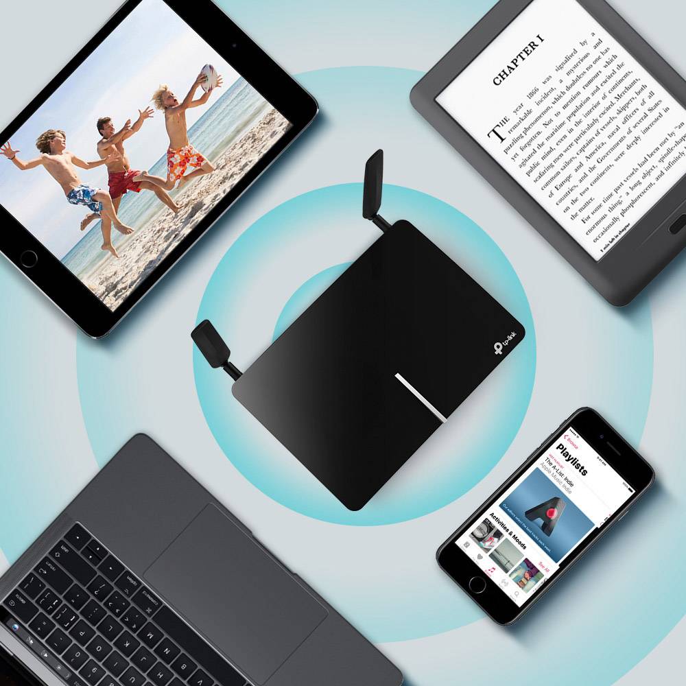 Ein tragbarer WLAN-Router verbindet sich mit einem Laptop, Tablet und Smartphone, um drahtlosen Internetzugang anzubieten.