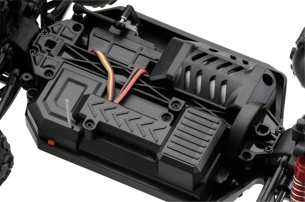 Nahaufnahme eines ferngesteuerten Auto-Chassis mit sichtbaren Verkabelungen und Batteriefach. Fahrzeugteile sind detailliert erkennbar.