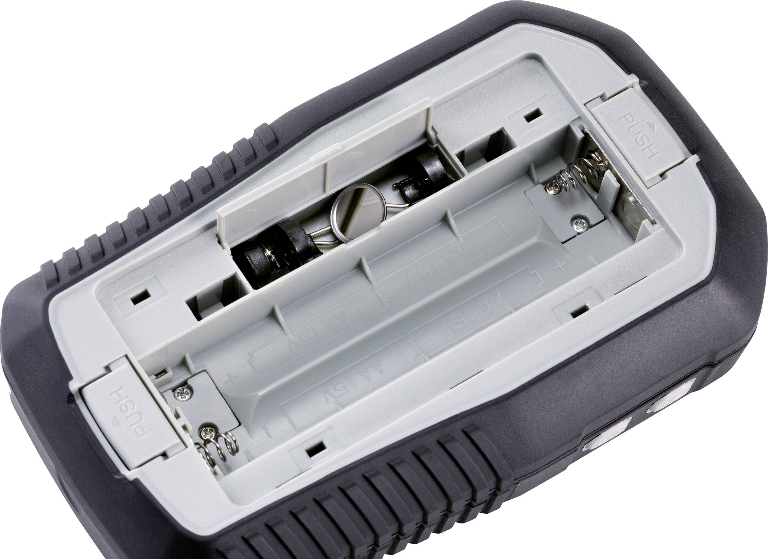 Ein geöffneter Batteriefachdeckel eines elektronischen Geräts mit vier sichtbaren Batterieplätzen.