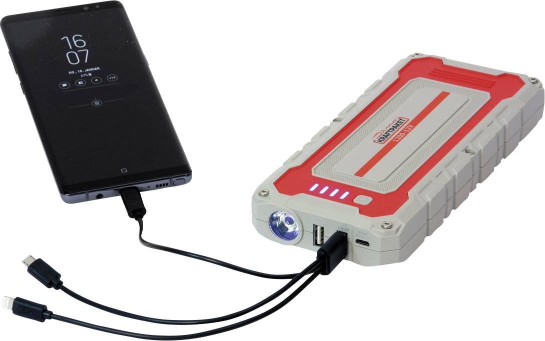 'Smartphone lädt über eine rote Powerbank mit zwei USB-Anschlüssen und integriertem LED-Licht. Zeit auf dem Telefonbildschirm: 16:07.'