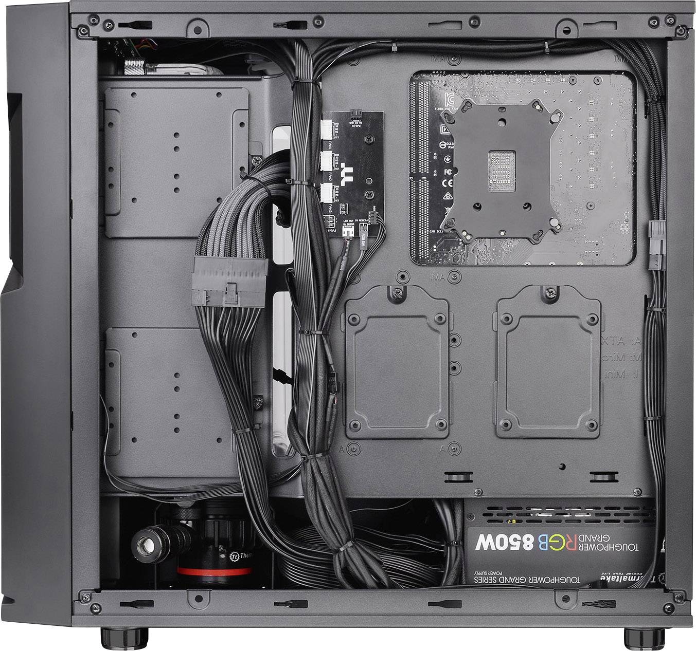 Das Bild zeigt das Innere eines Computergehäuses mit sauber verlegten Kabeln, zwei Festplatten, einem RGB 850W Netzteil und einem Mainboard.