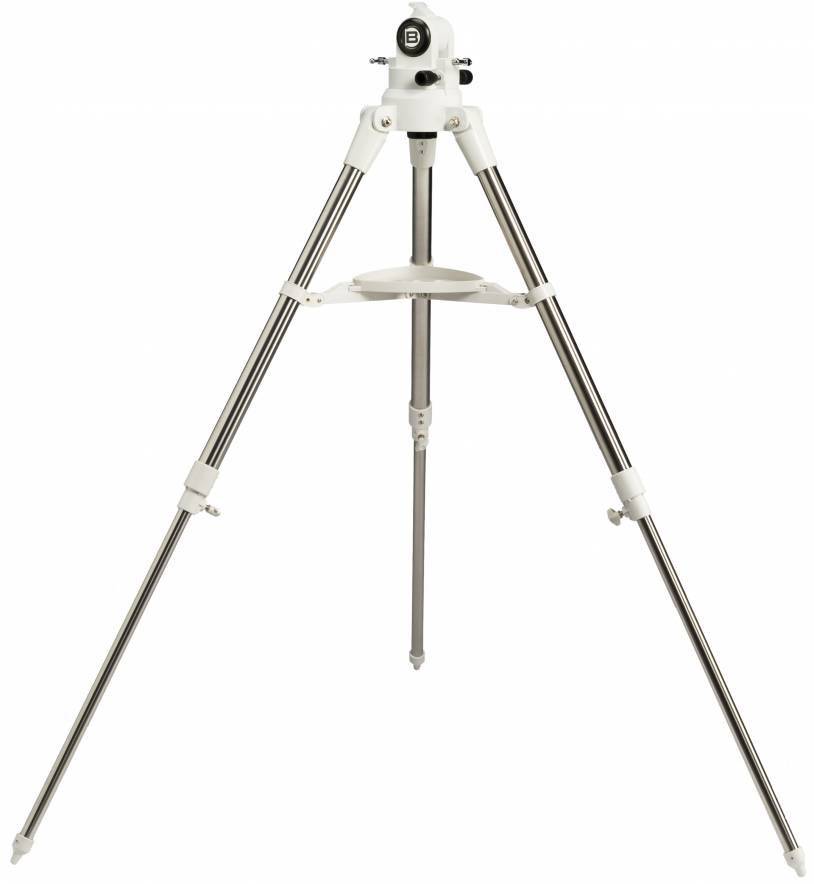 Ein Stativ mit drei ausziehbaren Metallbeinen und einem Halter oben. Es wird oft für Kameras oder optische Geräte verwendet.