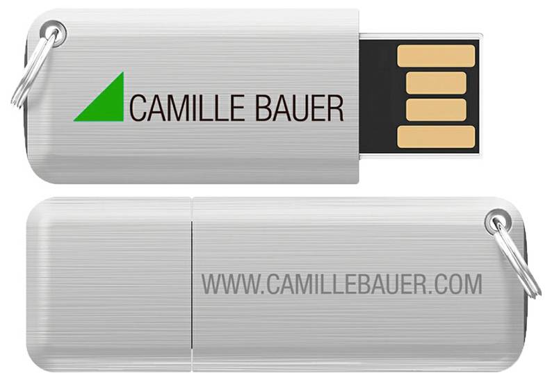 Ein USB-Stick mit der Aufschrift 'CAMILLE BAUER' in grüner Schrift und der Website 'www.camillebauer.com' auf der Rückseite.