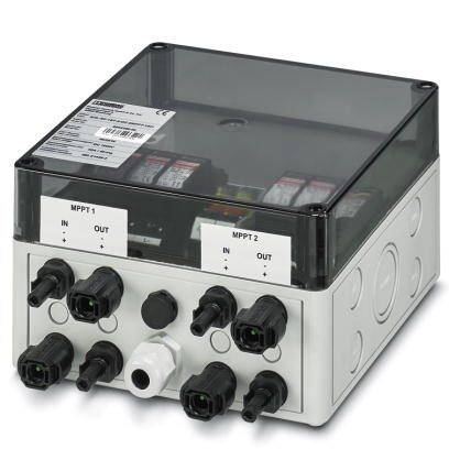 Eine elektrische Anschlussbox mit mehreren Kabelverbindungen und zwei Beschriftungen 'MPPT 1' und 'MPPT 2' für Ein- und Ausgänge.
