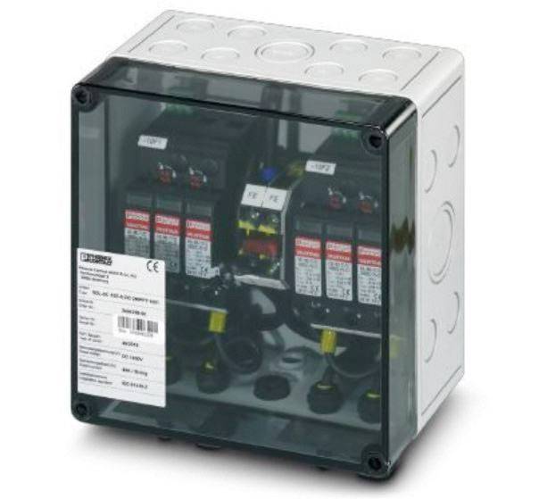 Ein elektrischer Verteilerkasten mit mehreren geschützten Schaltungen. Etikett zeigt technische Daten und Herstellerinformationen.