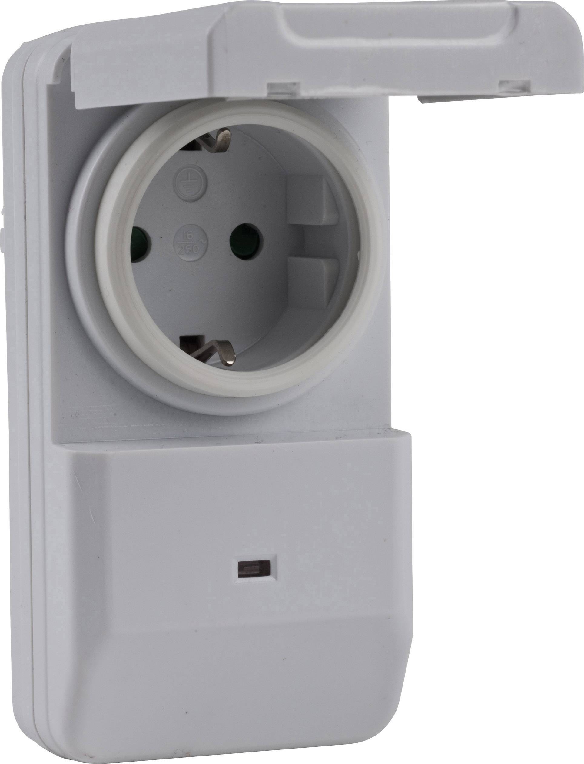 Eine weiße, wasserdichte Außensteckdose mit Klappdeckel, geöffnet. Sie eignet sich für die Nutzung im Freien.