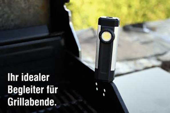 Ein tragbares Licht steht auf einem Grill. Text: 'Ihr idealer Begleiter für Grillabende.' Hintergrund zeigt eine Steinmauer.