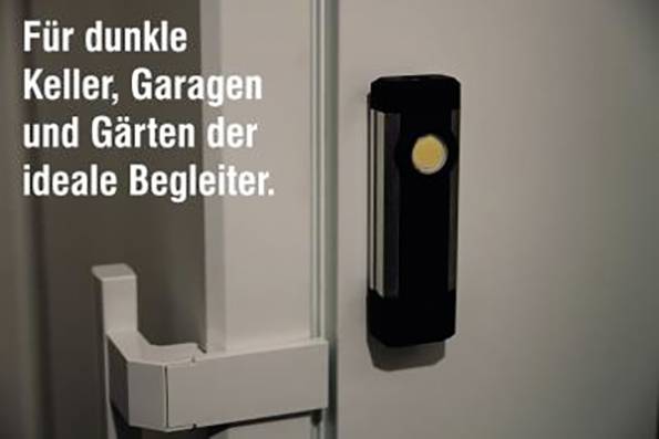 Eine Taschenlampe hängt an einer Wand neben einem Türgriff. Text: 'Für dunkle Keller, Garagen und Gärten der ideale Begleiter.'