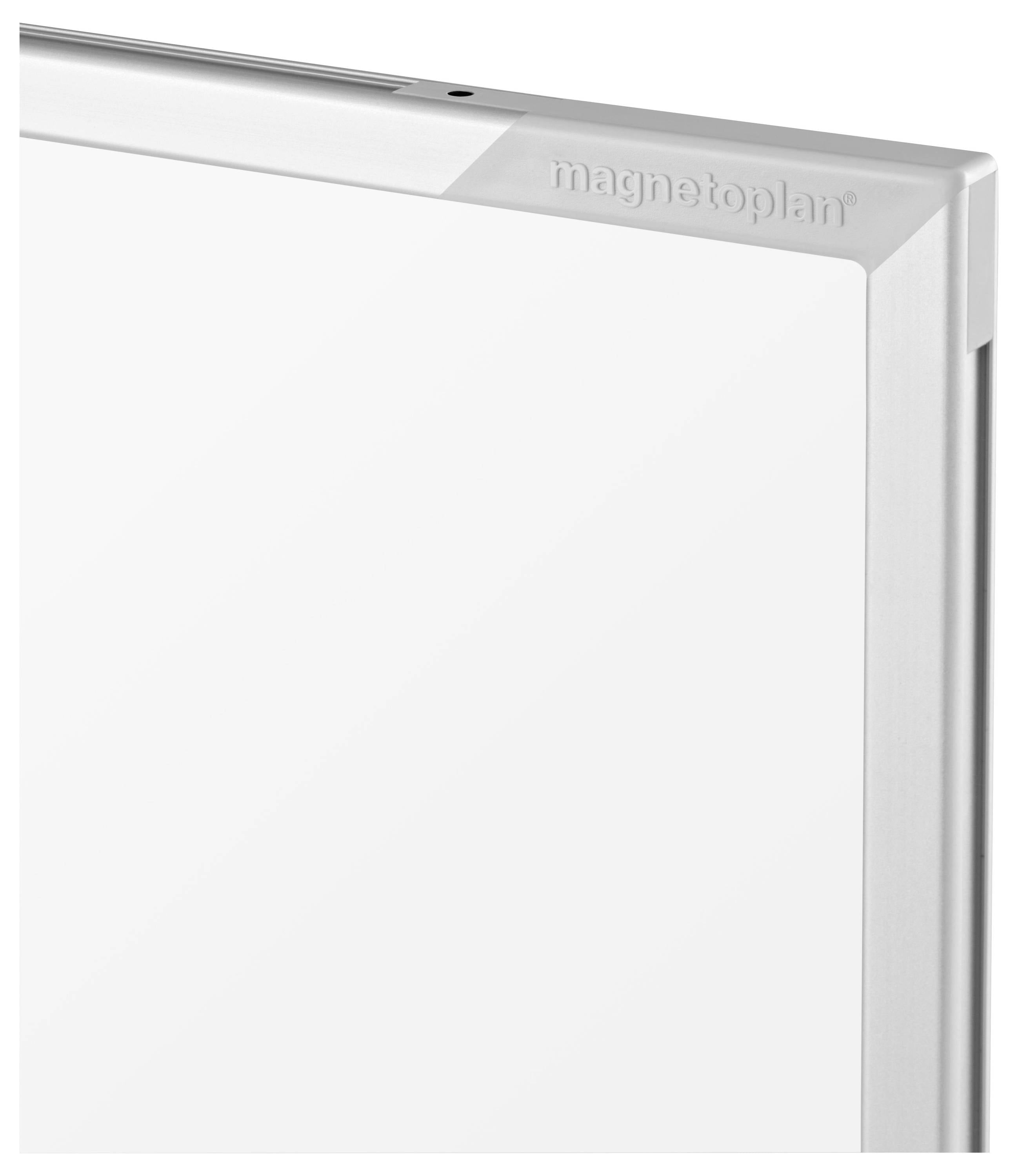 Weiße magnetische Whiteboard-Tafel mit schlankem silbernem Aluminium-Rahmen und "magnetoplan"-Branding, in Nahaufnahme aus einem Winkel gezeigt.