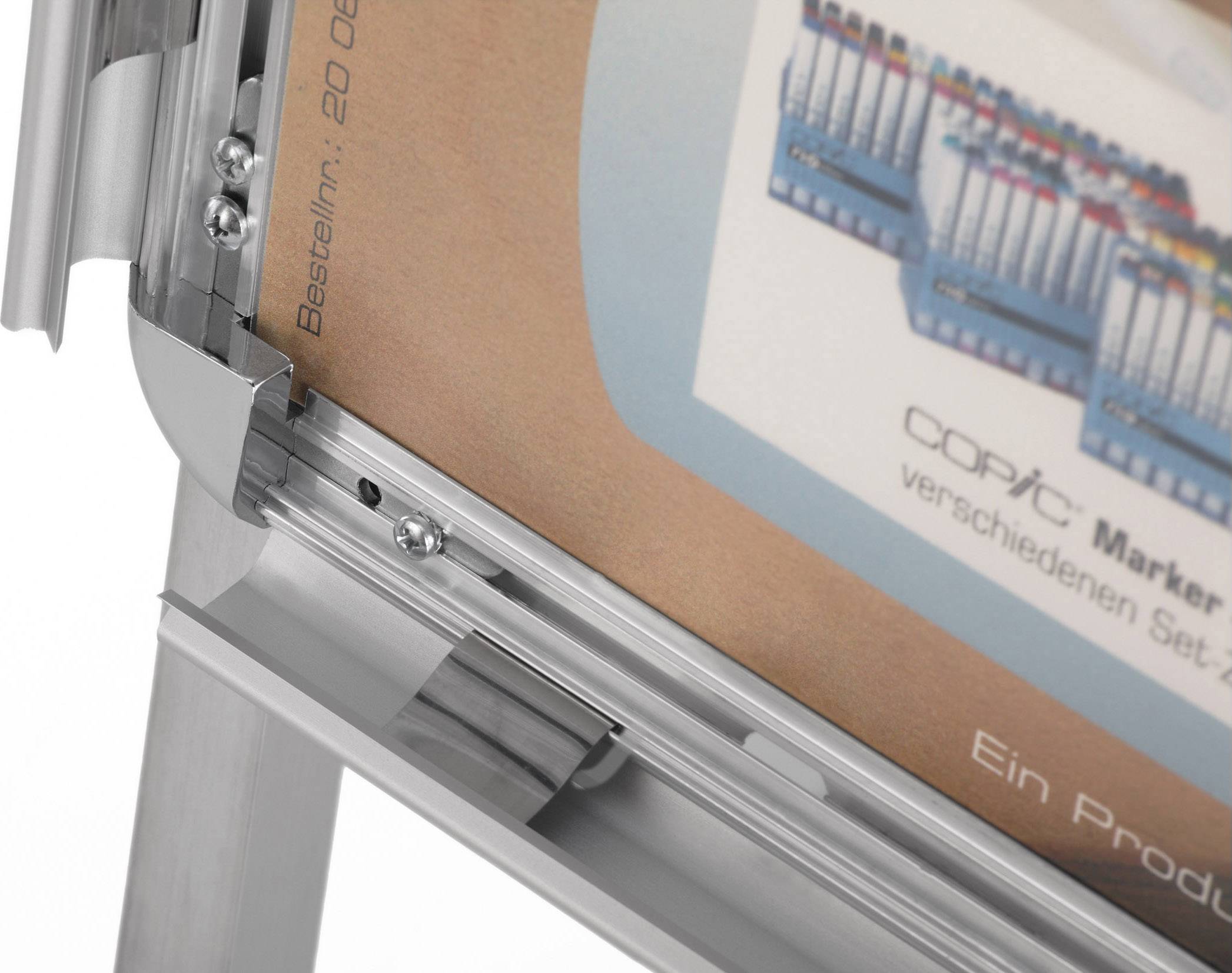 Ein Aluminium-Rahmen mit einem Plakat, das Produkte einer Marke zeigt. Das Poster enthält bunte Marker in verschiedenen Sets.