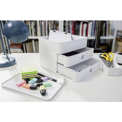 Organisierte Schreibtischutensilien mit Notizblöcken, Textmarkern, Stiften und Schere neben einem Tischleuchtturm.