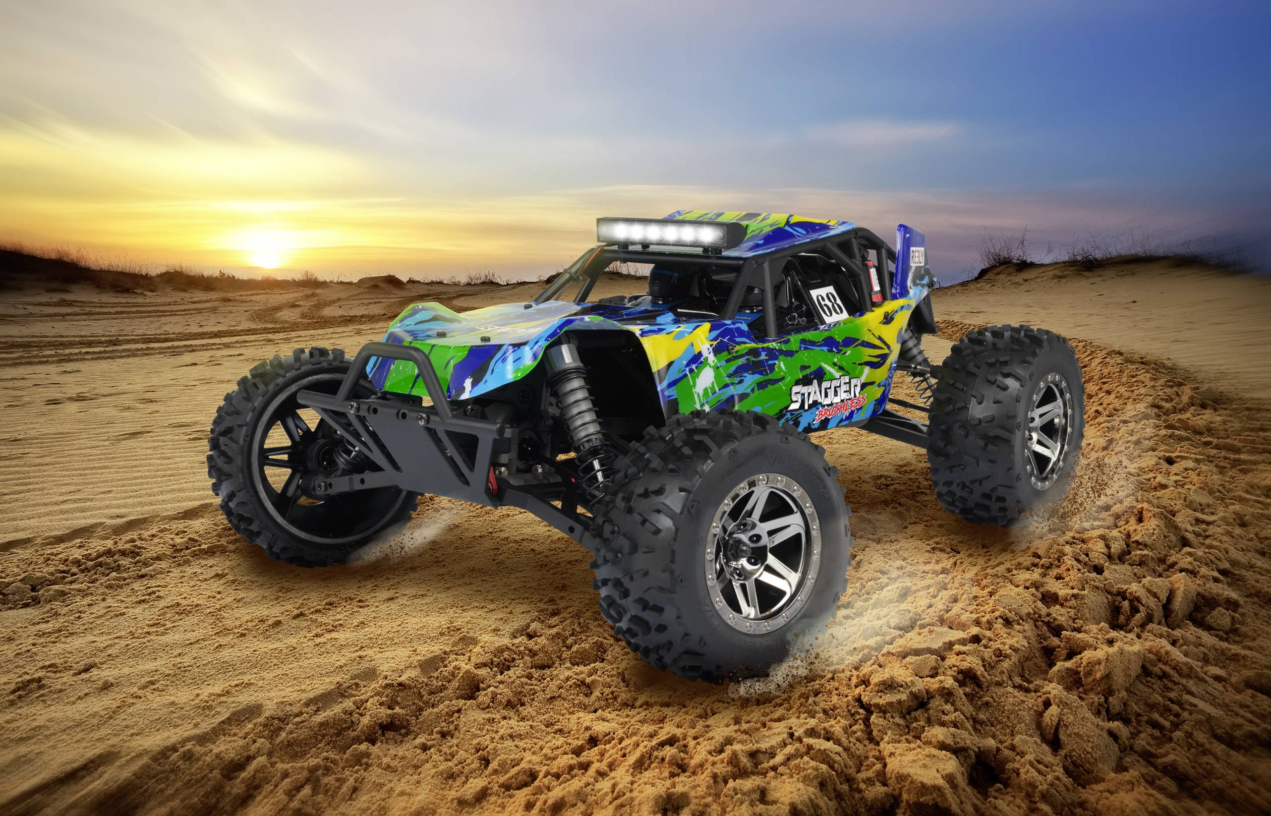 Spielzeug-Geländewagen fährt schnell über eine sandige Offroad-Strecke bei Sonnenuntergang, Reifen wirbeln Sand auf.