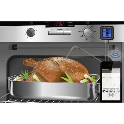 'Ein Braten im Ofen wird mit einem digitalen Thermometer überwacht, das die Innentemperatur anzeigt. Ein Smartphone zeigt die Kontrolle.'