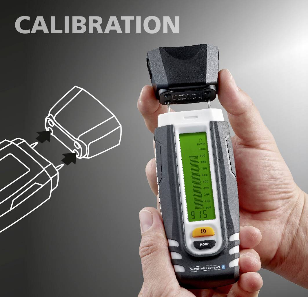 Eine Hand hält ein Kalibrierungsgerät mit grünem Display und Schriftzug 'CALIBRATION' im Hintergrund.