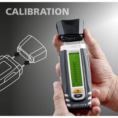 Eine Hand hält ein Kalibrierungsgerät mit grünem Display und Schriftzug 'CALIBRATION' im Hintergrund.