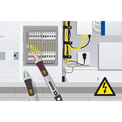 Ein geöffneter Stromverteiler mit mehreren Sicherungen, gezeigt mit zwei Spannungsprüfern und einem Warnschild für elektrische Spannung.
