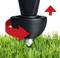 Ein stachelartiger Kunststofffuß wird in den Rasen gedreht, um Stabilität zu gewährleisten. Rote Pfeile zeigen Dreh- und Bewegungsrichtung an.