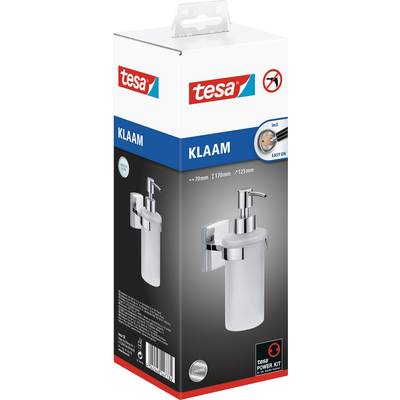 Verpackung eines Tesa Klaam Seifenspendersets mit Wandhalterung, einfache Montage ohne Bohren, abgebildet in silberner Farbe.