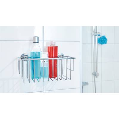 Duschkorb aus Metall an weißer Fliesenwand, gefüllt mit blauen und roten Flaschen. Im Hintergrund eine Duschkabine mit blauem Schwamm.