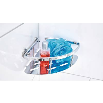 Eine Duschablage mit einem blauen Duschschwamm und einer Flasche rotes Duschgel in einer weißen, gefliesten Dusche.