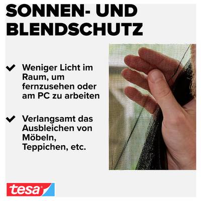 Werbegrafik zu Sonnenschutz und Blendschutz: Hand hält ein Sonnenschutznetz vor dem Fenster; Text nennt weniger Licht im Raum und langsameres Ausbleichen von Möbeln.<br>