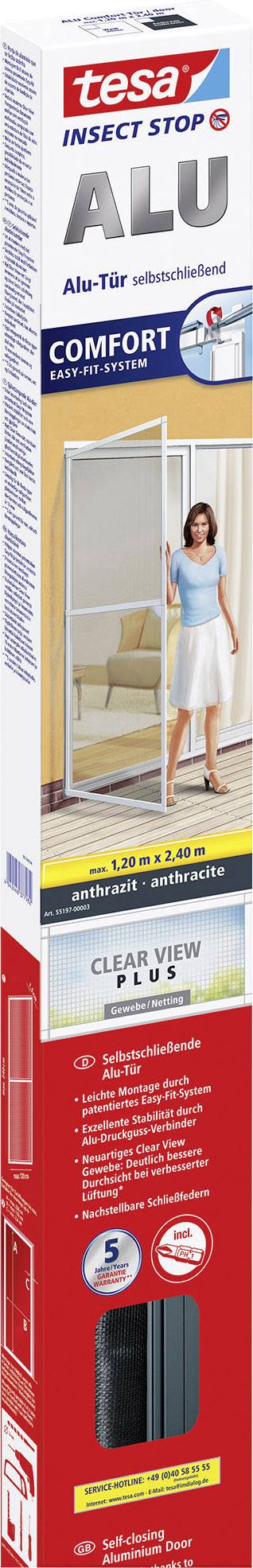 Verpackung eines Insektenschutz-Türsystems der Marke tesa mit der Aufschrift 'Alu-Tür Comfort'. Bild zeigt eine Frau, die die Tür schließt.