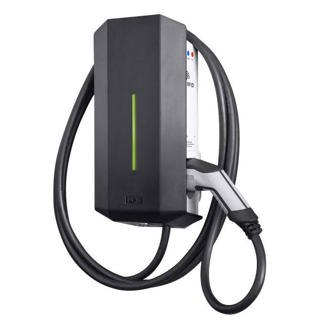 Eine schwarze Wandladestation für Elektrofahrzeuge mit Ladekabel und einem leuchtenden grünen Lichtstreifen in der Mitte.