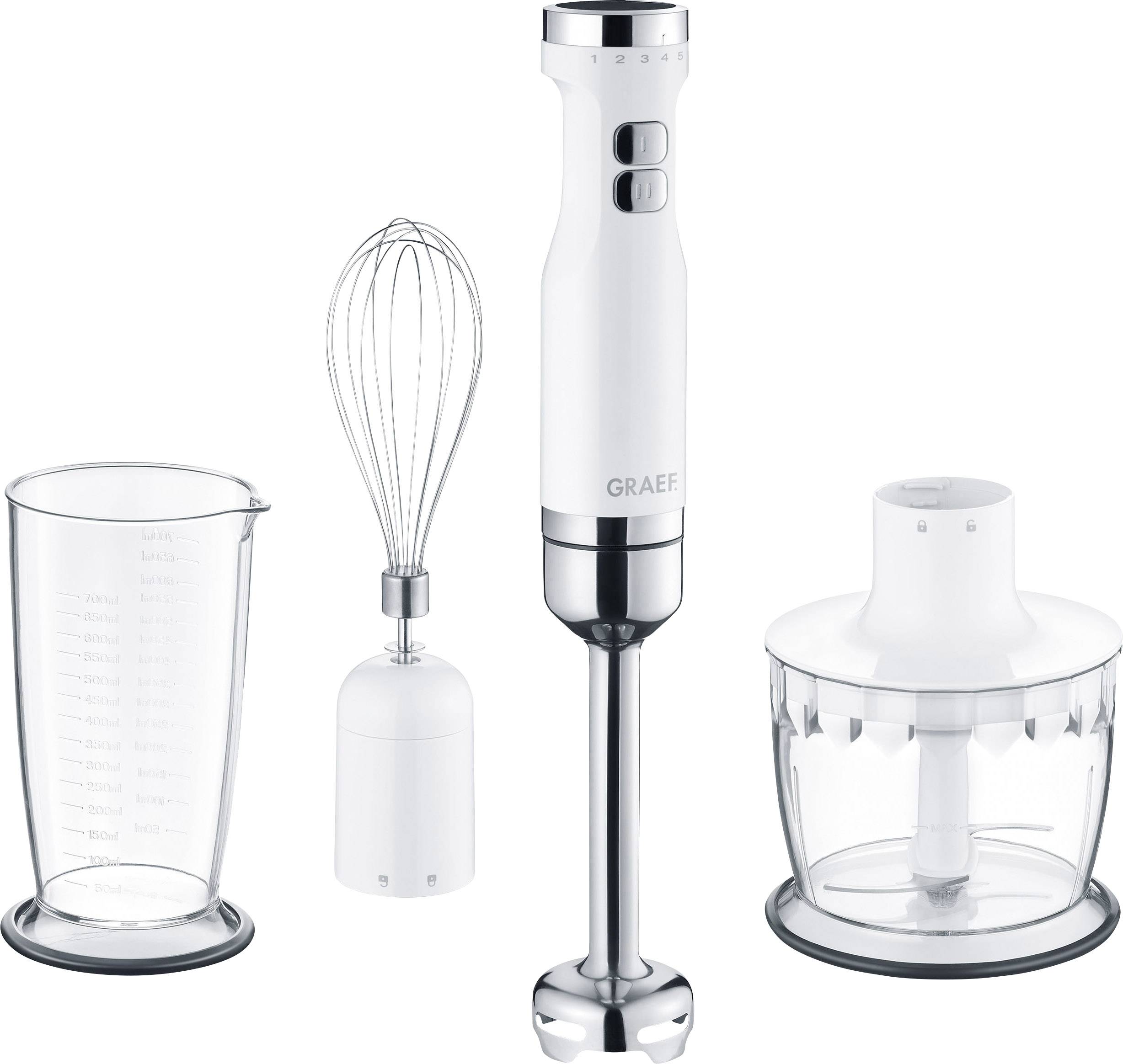 Ein weißer Stabmixer mit Zubehör: Mixbecher mit Messskala, Schneebesenaufsatz und Zerkleinerer mit Deckel, alle vor weißem Hintergrund.