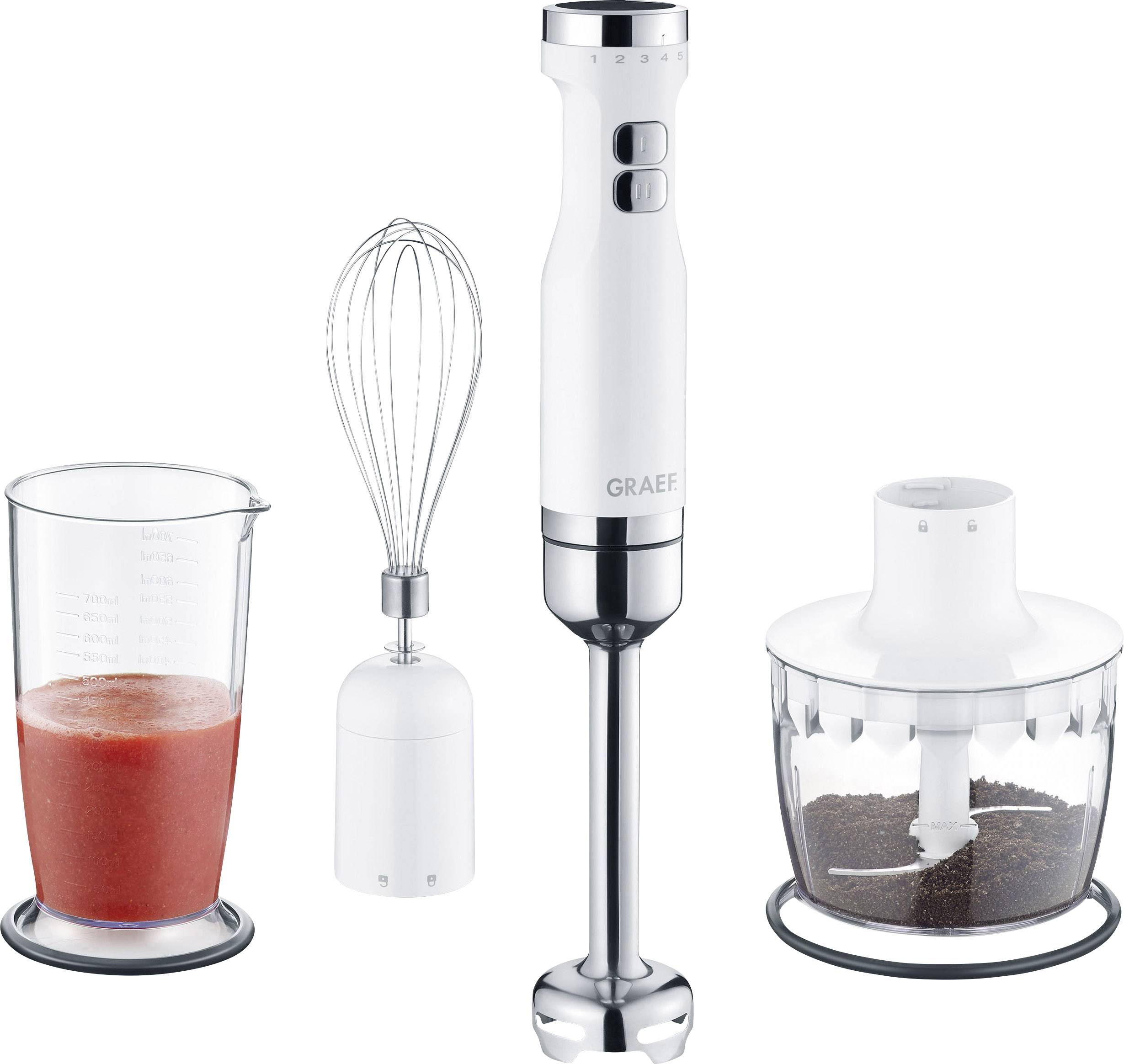 Ein Stabmixer-Set mit einem Mixer, einem Schneebesen, einem Messbecher mit roter Flüssigkeit und einem Zerkleinerer mit gemahlenen Zutaten.