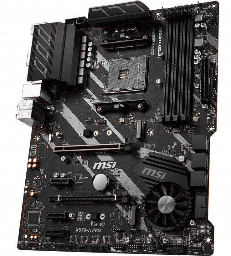 Motherboard mit PCIe-Steckplätzen, vier RAM-Steckplätzen, CPU-Sockel, mehreren Anschlüssen und Kühler. Modell: X570-A PRO.
