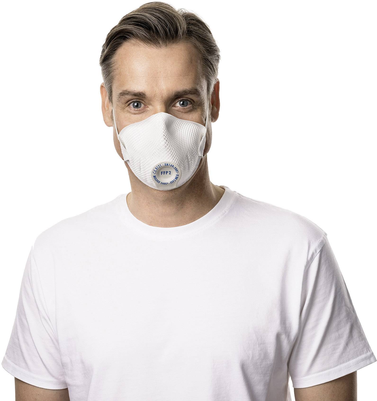 Eine Person trägt eine FFP2-Maske und ein weißes T-Shirt, frontal fotografiert.