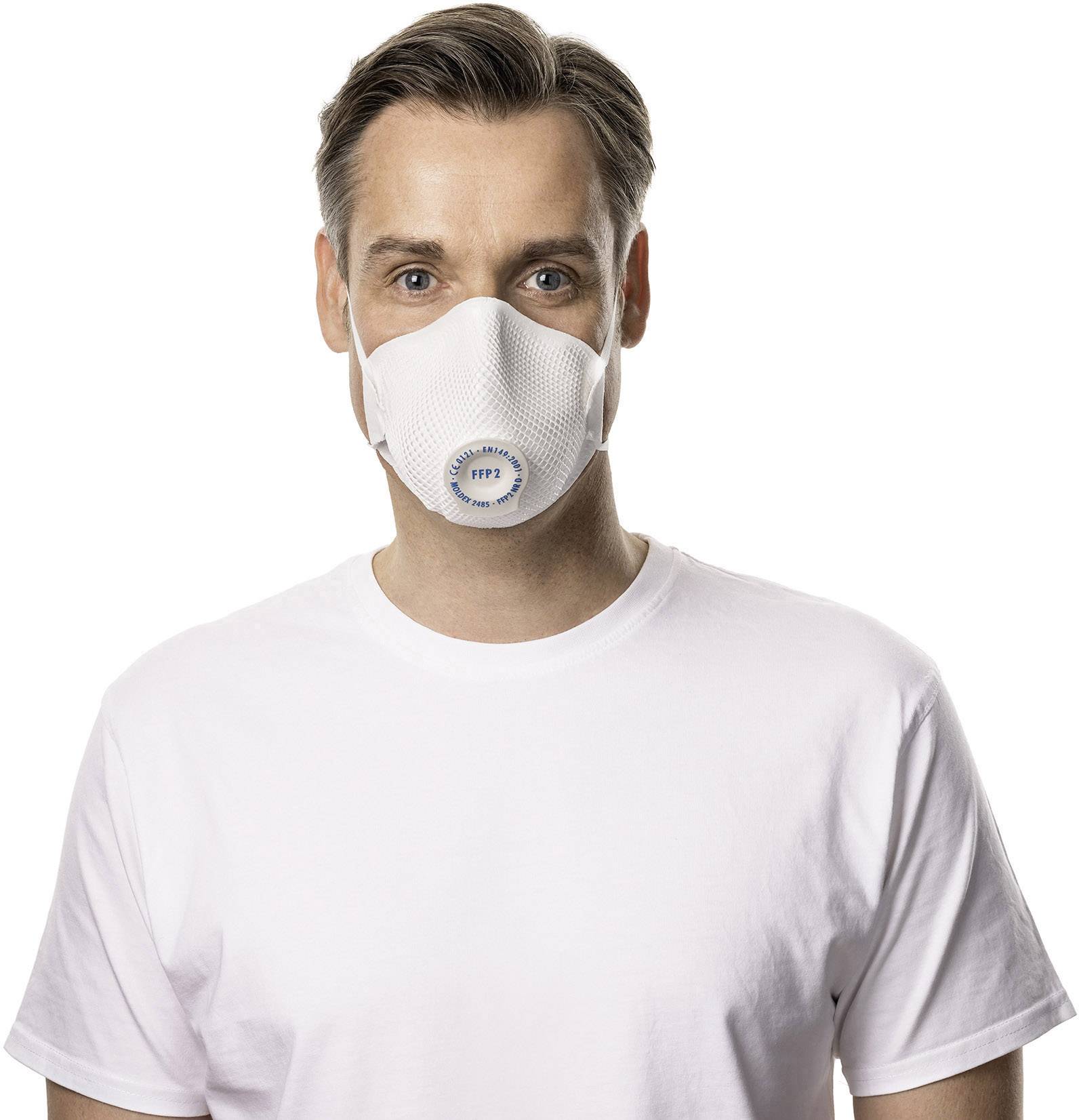Ein Mann mit kurzen Haaren trägt ein weißes T-Shirt und eine FFP2-Atemschutzmaske vor weißem Hintergrund.