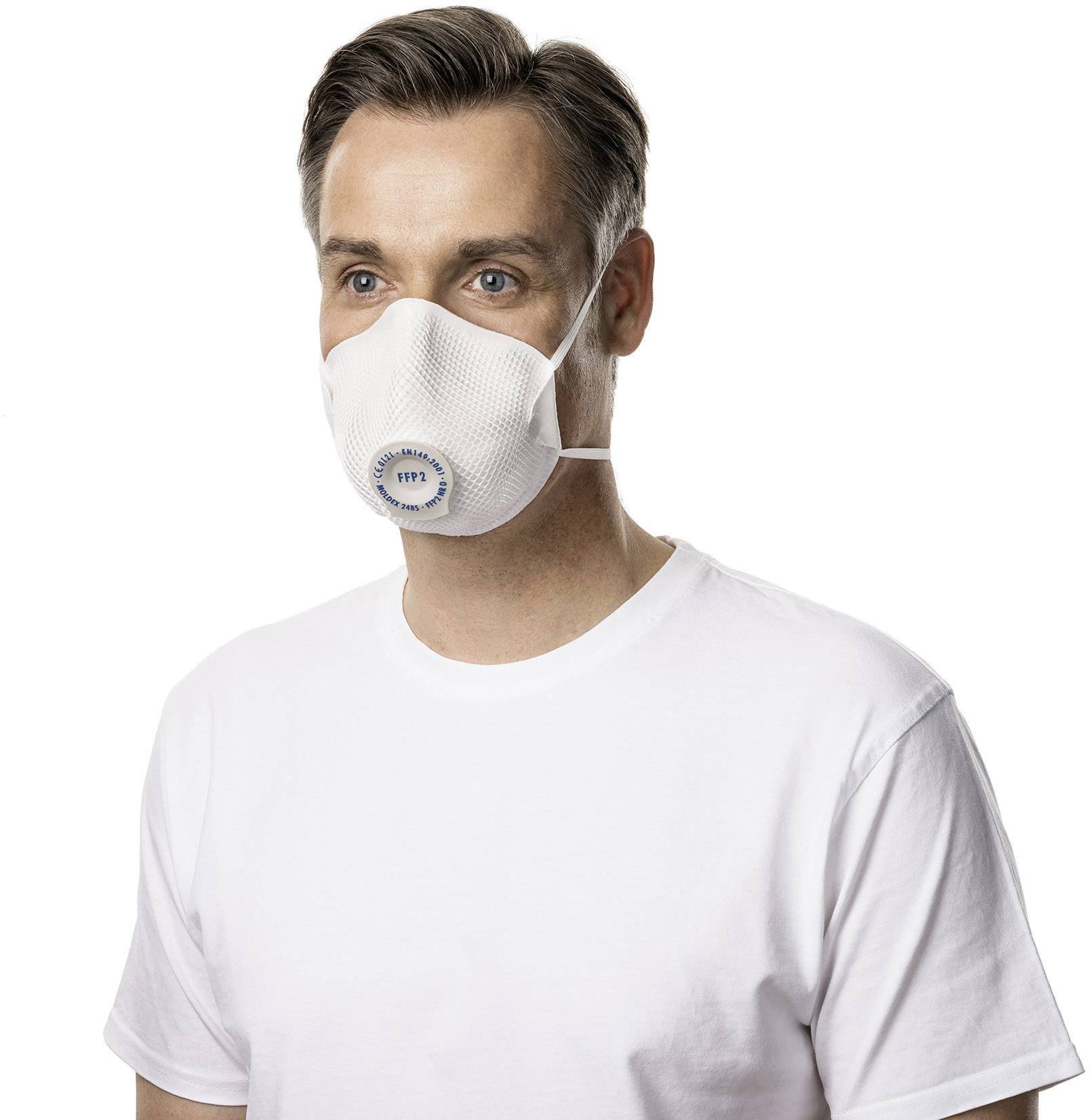Ein Mann trägt eine weiße Atemschutzmaske. Er hat braune Haare und trägt ein weißes T-Shirt.