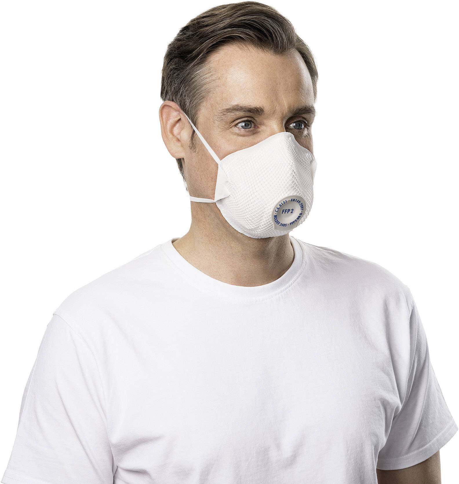 Ein Mann trägt eine weiße Atemschutzmaske mit Ventil und ein weißes T-Shirt, schaut nach rechts.