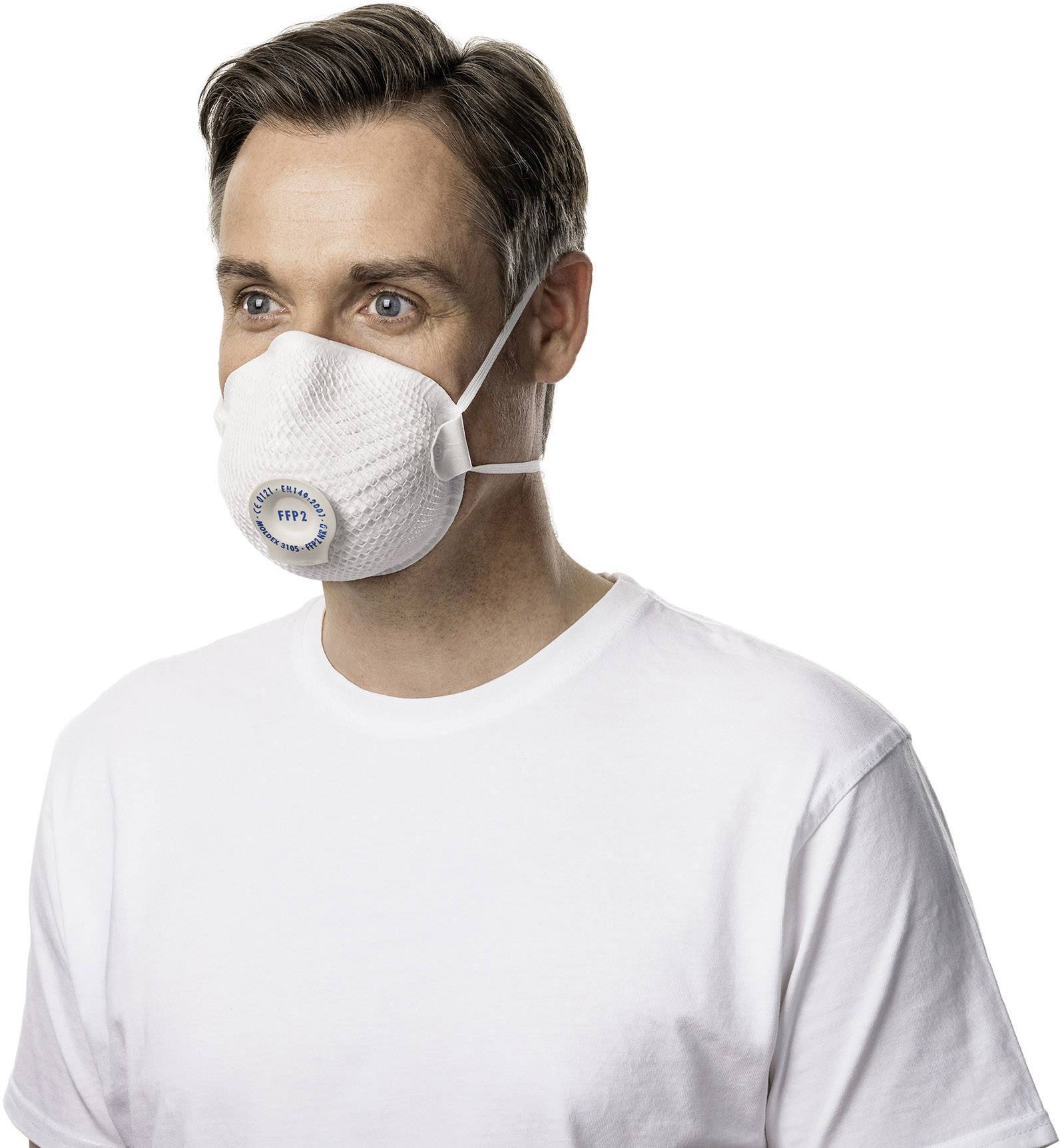 Ein Mann in einem weißen T-Shirt trägt eine weiße Schutzmaske.