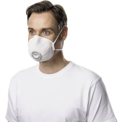 Ein Mann in einem weißen T-Shirt trägt eine weiße Schutzmaske.